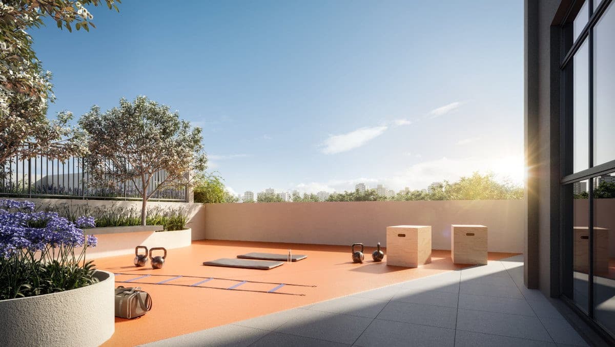 Área de treino ao ar livre com piso emborrachado, kettlebells e caixas de salto