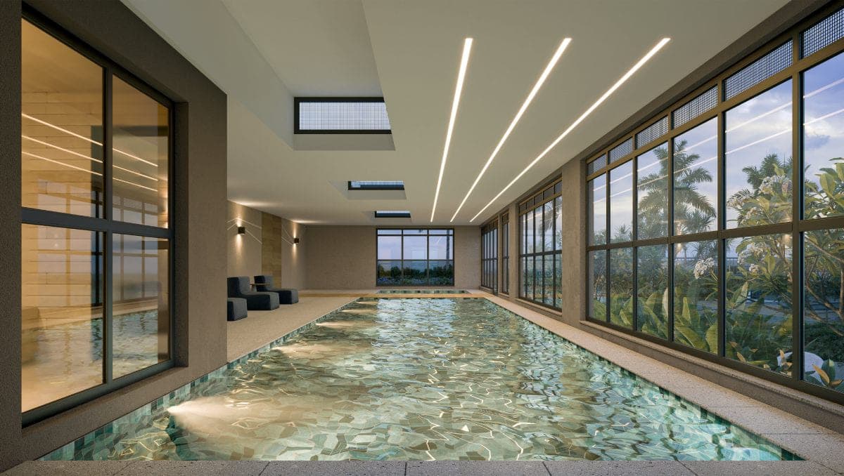 Piscina coberta e aquecida, com raia longa, iluminação linear e vidros para o jardim