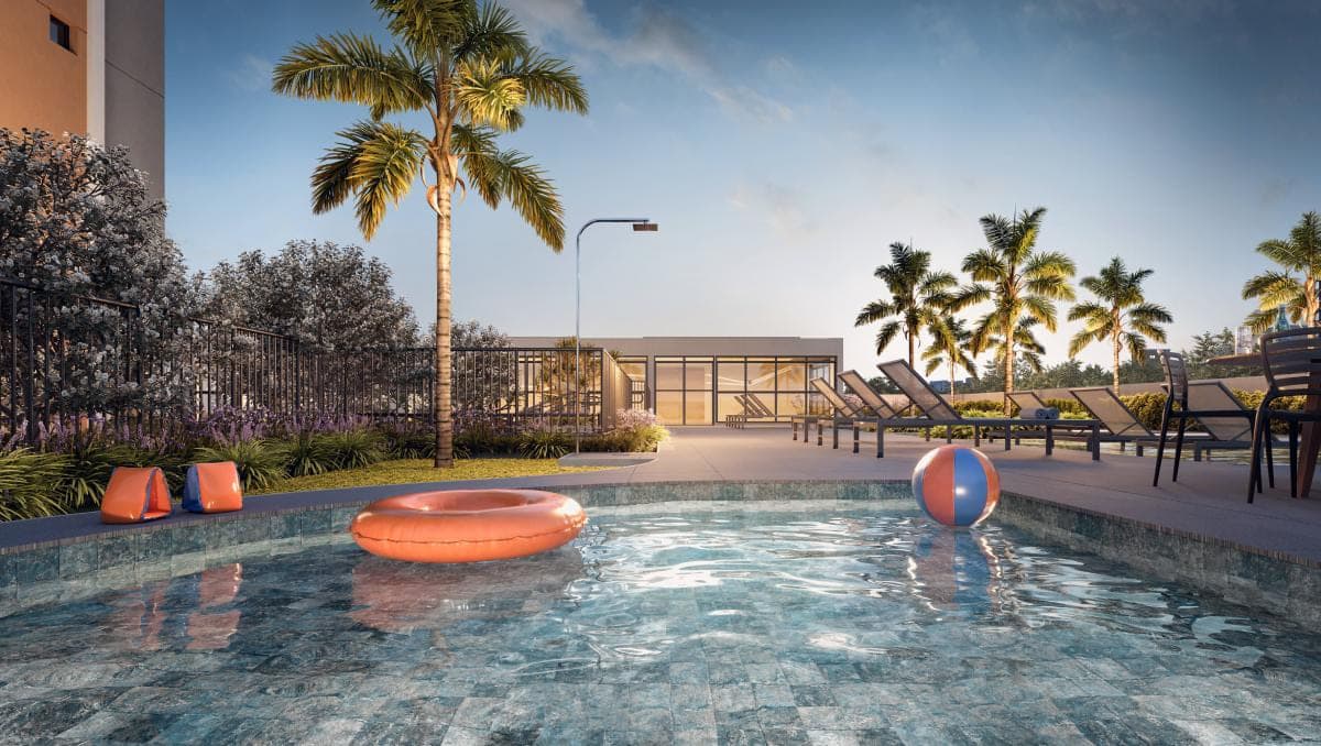 Piscina infantil com brinquedo em forma de tobogã, ao pé da torre