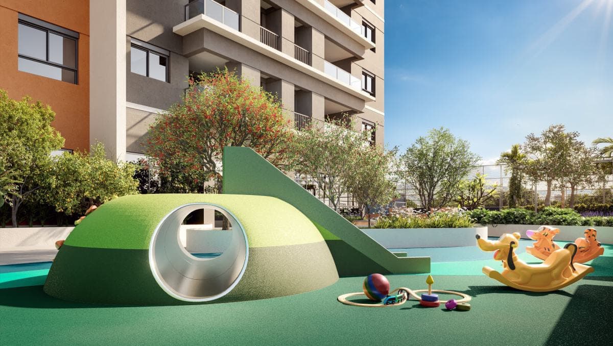 Playground com escorregador, túnel e brinquedos de mola sobre piso emborrachado, junto à torre