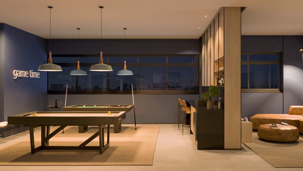 Sports bar com mesa de sinuca, luminárias pendentes, bancada com banquetas e lounge ao fundo
